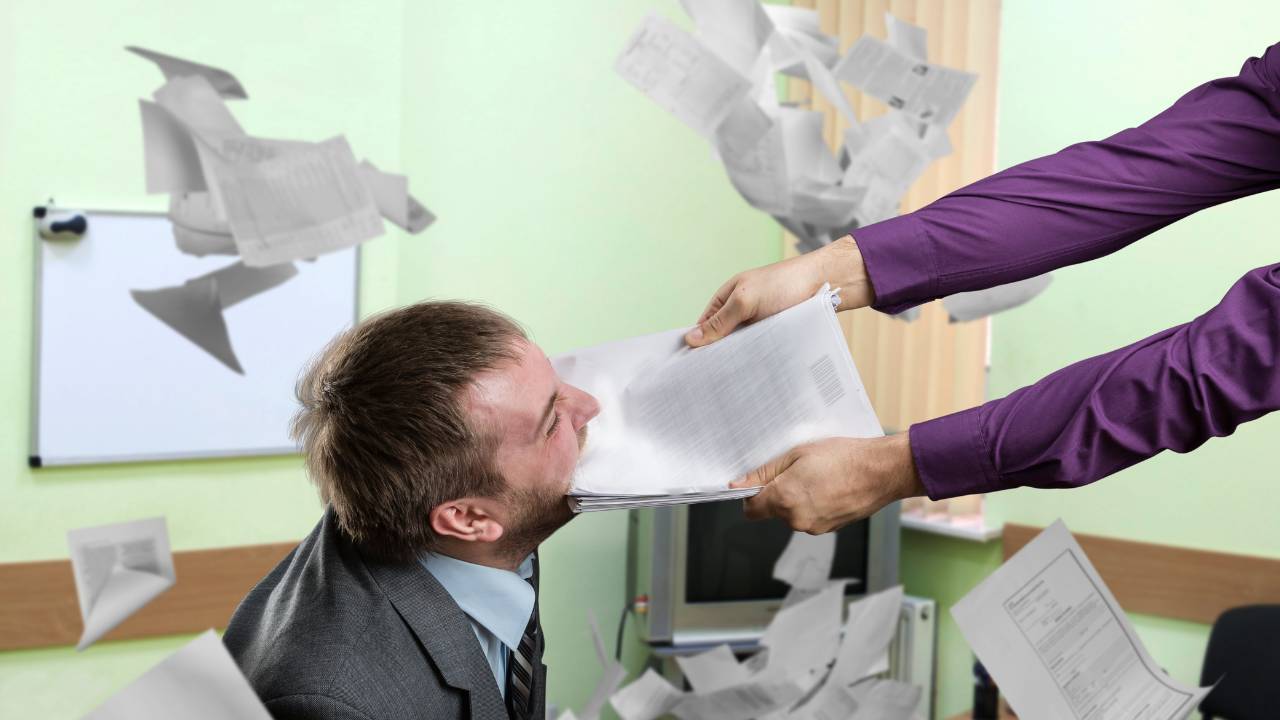 Sonhar com briga no trabalho: o que significa?