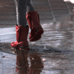 Sonhar com água barrenta: quais são os significados?