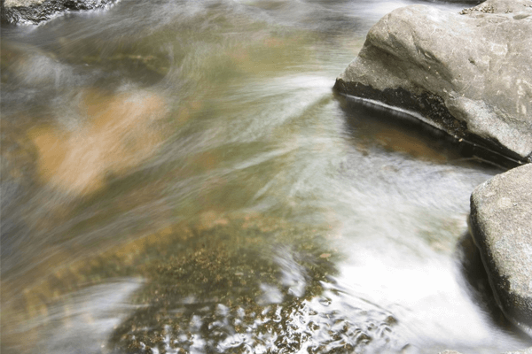 Significado de sonhar com água corrente