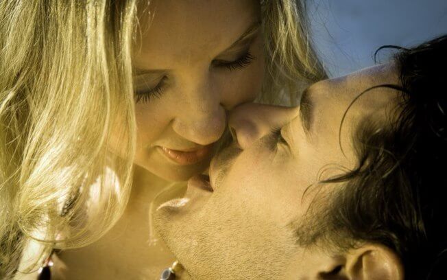 Sonhar com beijo na boca do amante