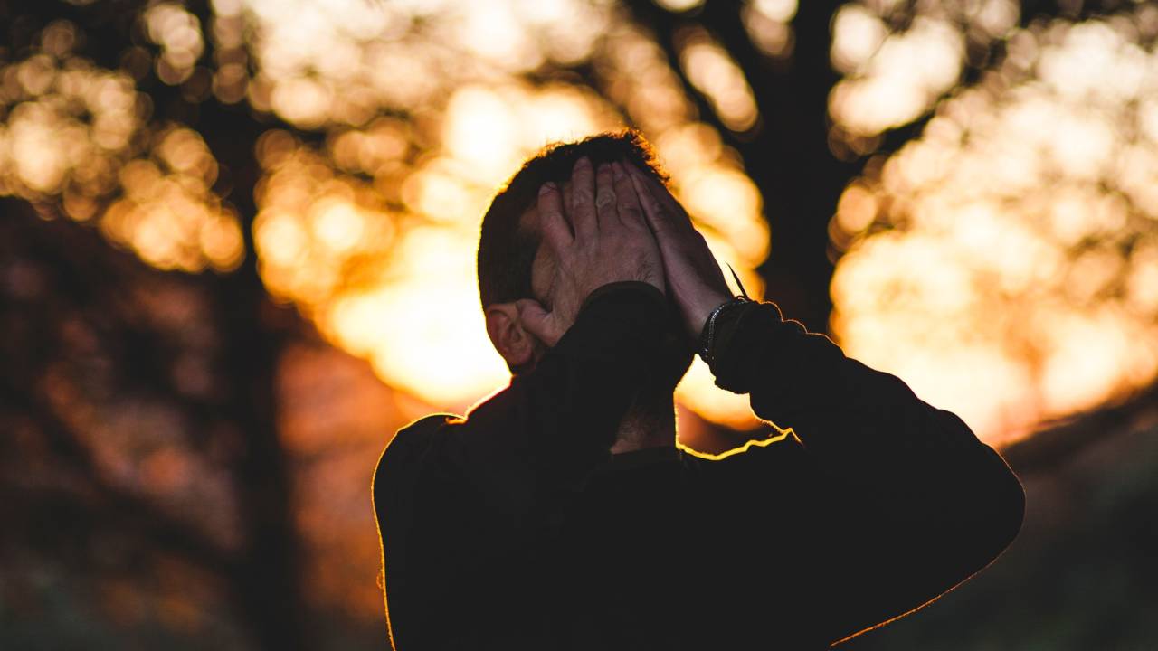 Sonhar com alguém da família que já morreu chorando: entenda os significados