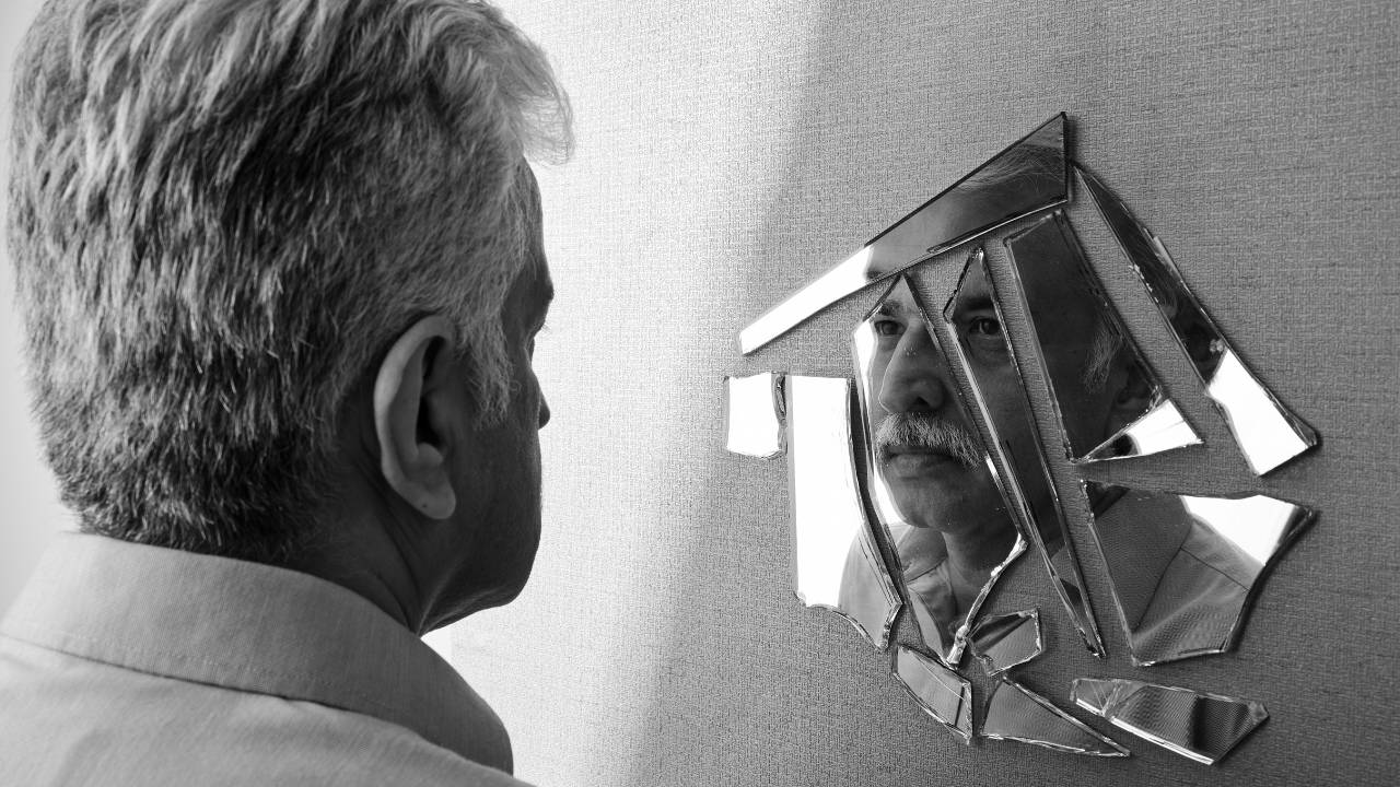 Sonhar com espelho quebrado na parede