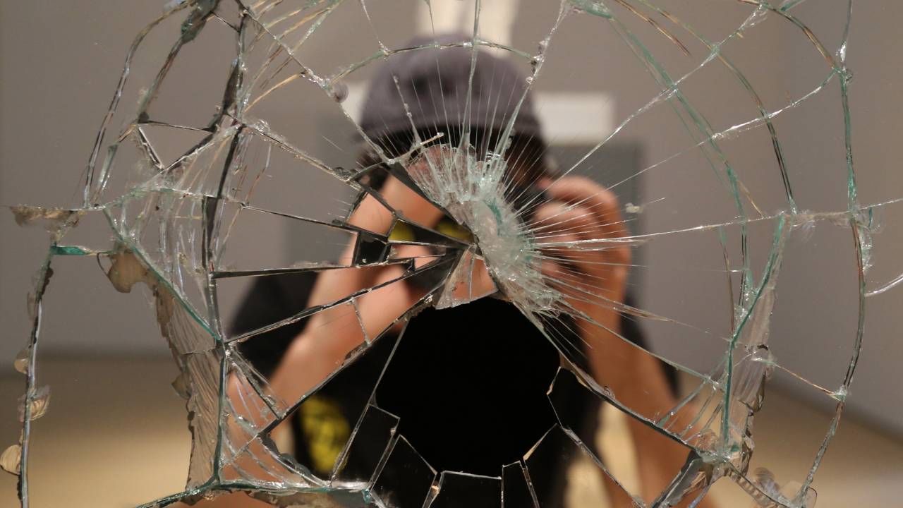 que quebra o espelho