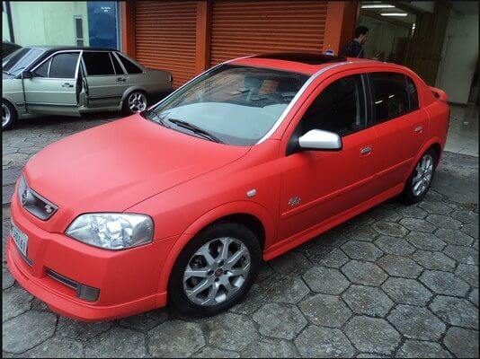 Sonhar com carro vermelho