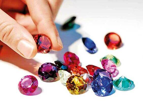 Sonhar com pedras preciosas