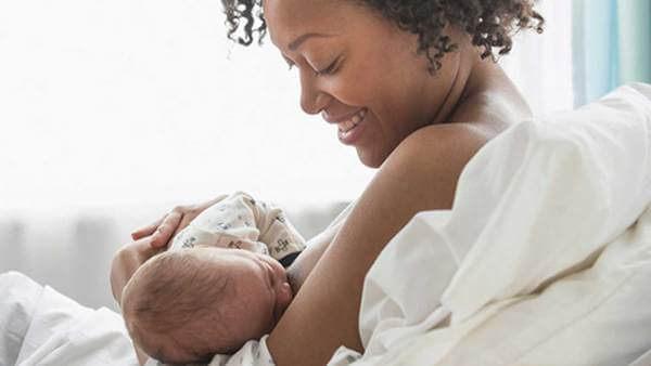 Sonhar com amamentação