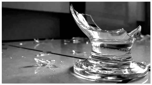 Sonhar com copo quebrado