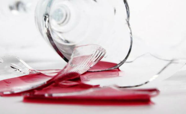 Sonhar com copo quebrado