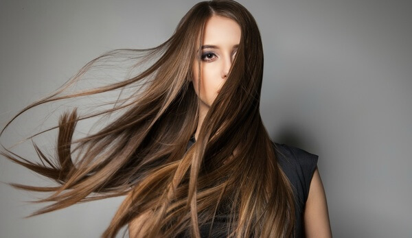 Sonhar com cabelo longo