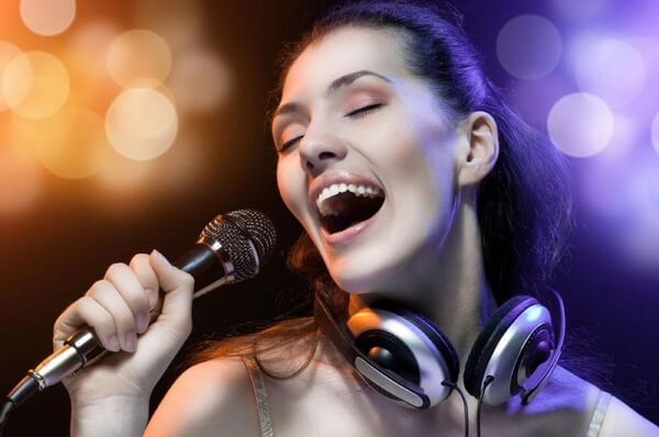 Sonhar com cantor famoso