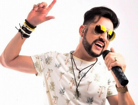 Sonhar com cantor famoso