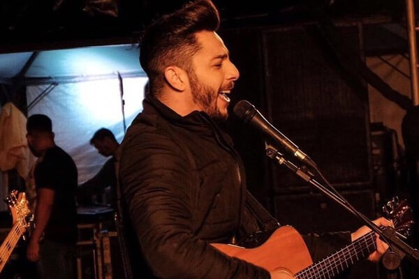 Sonhar com cantor famoso