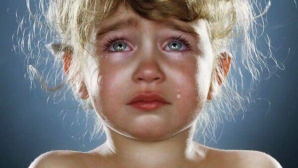 Sonhar com criança chorando