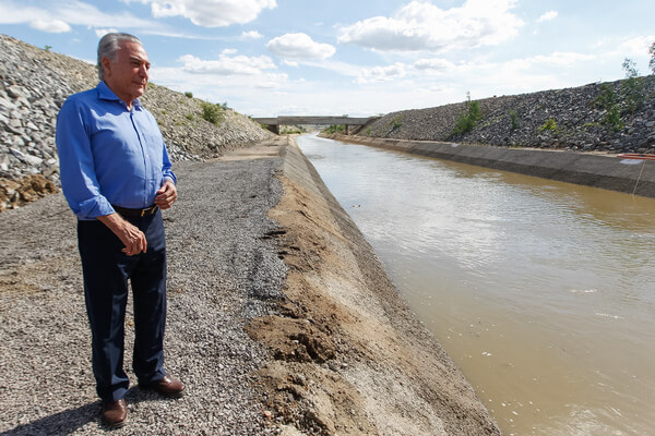 Sonhar com rio cheio