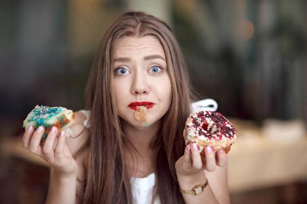Sonhar que está comendo doce