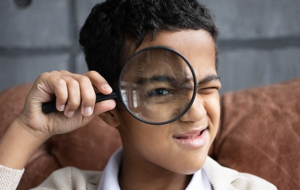 Crianças solucionando problemas de adultos – É isso que acontece