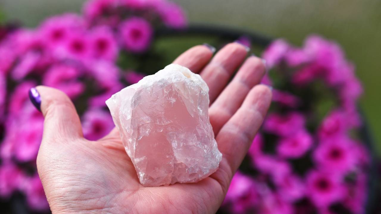 Simpatia para elevar o amor-próprio com cristal de quartzo rosa