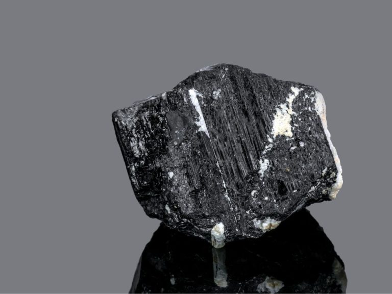 Turmalina Negra - Significado espiritual e como energizar